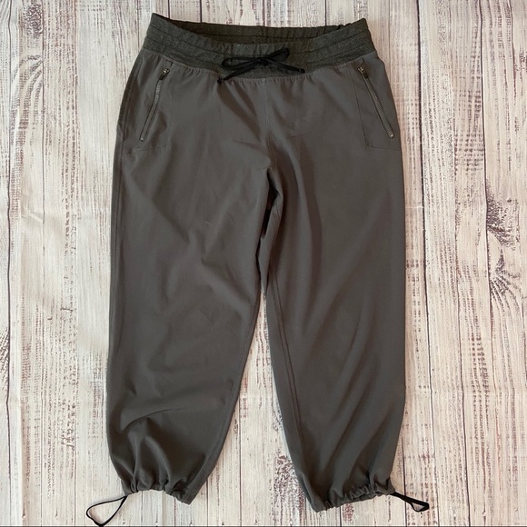 Fabletics Gray Lightweight Capri.  Size Small. EUC - Picture 6 of 13